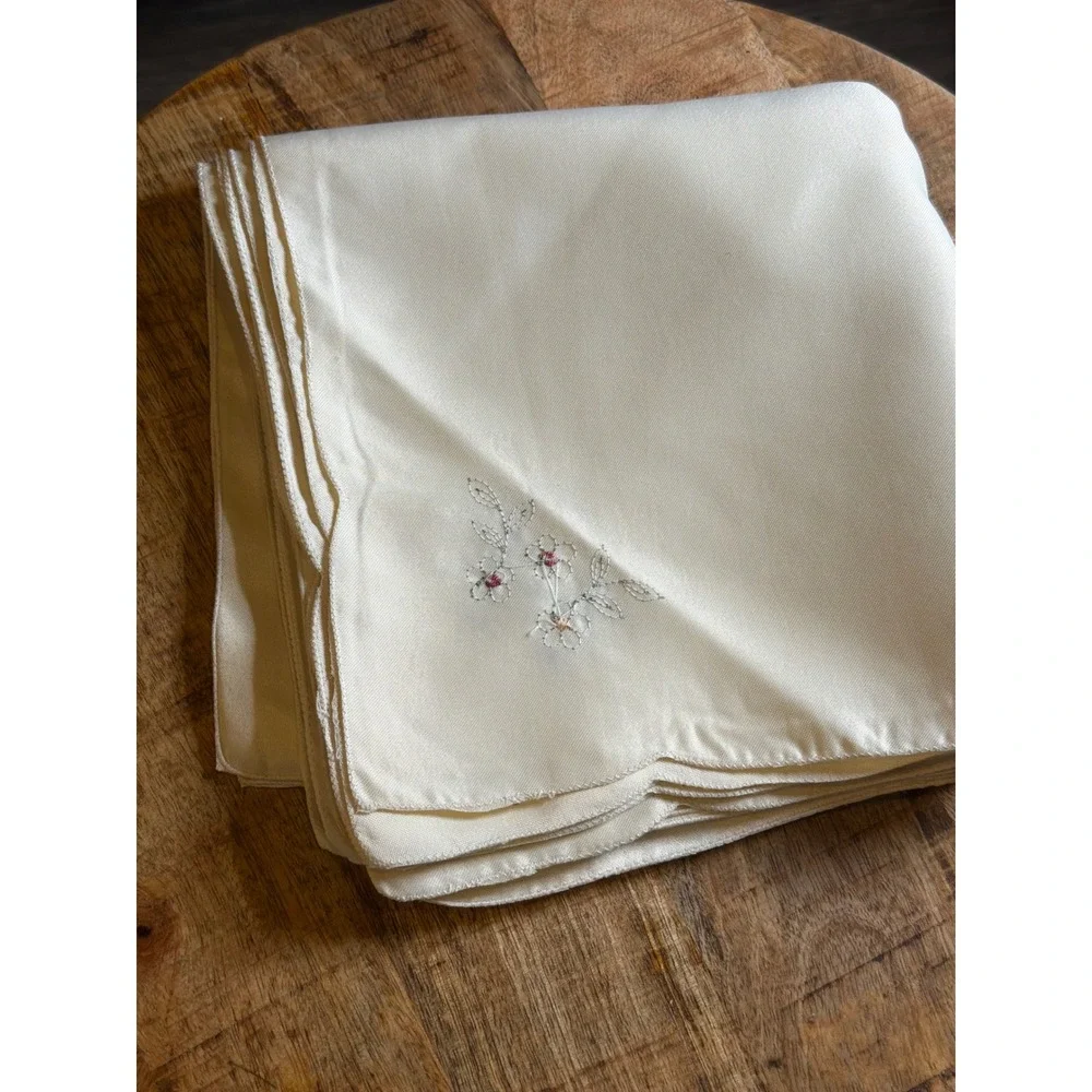 Vintage Cream Linen Dinner Napkins Set of 8 Embroidered Scalloped Edge NOS New